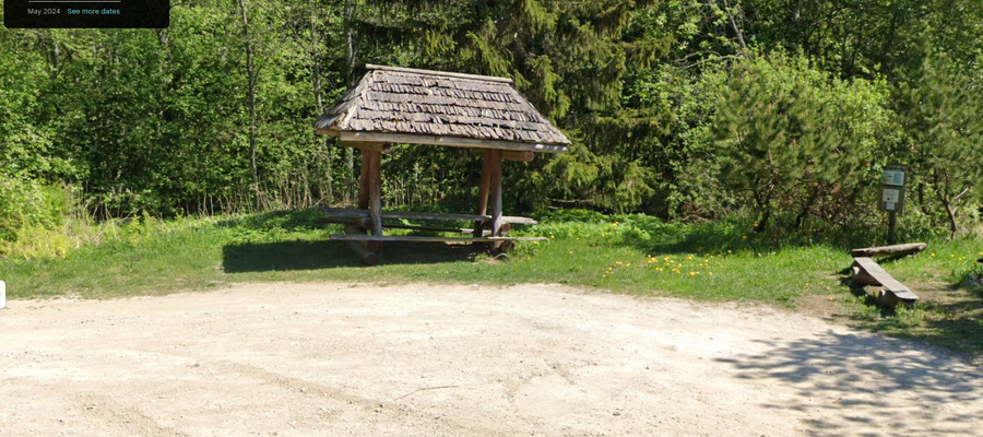 Katoksellinen pöytä tien vieressä